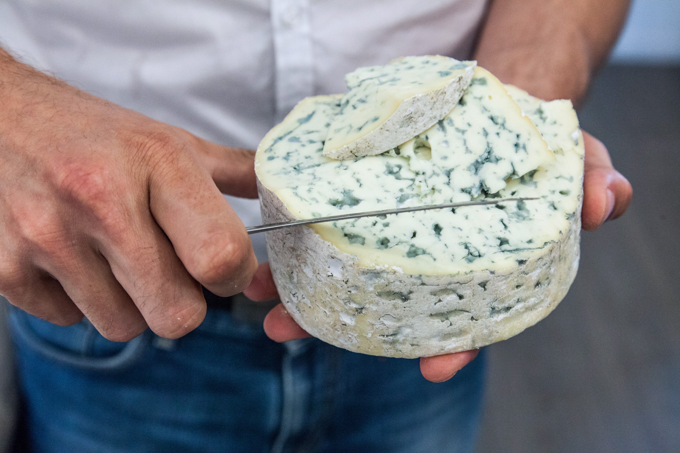 ๐ซ๐ท Fourme D'Ambert *mouldy, 8 oz ๐จ Online Only