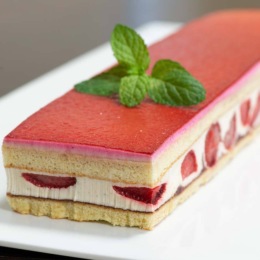 🇫🇷 Large 14” ‘Fraisier’ Strawberry Strip Cake (10 Portions), 33 oz [Frozen] ❄️
