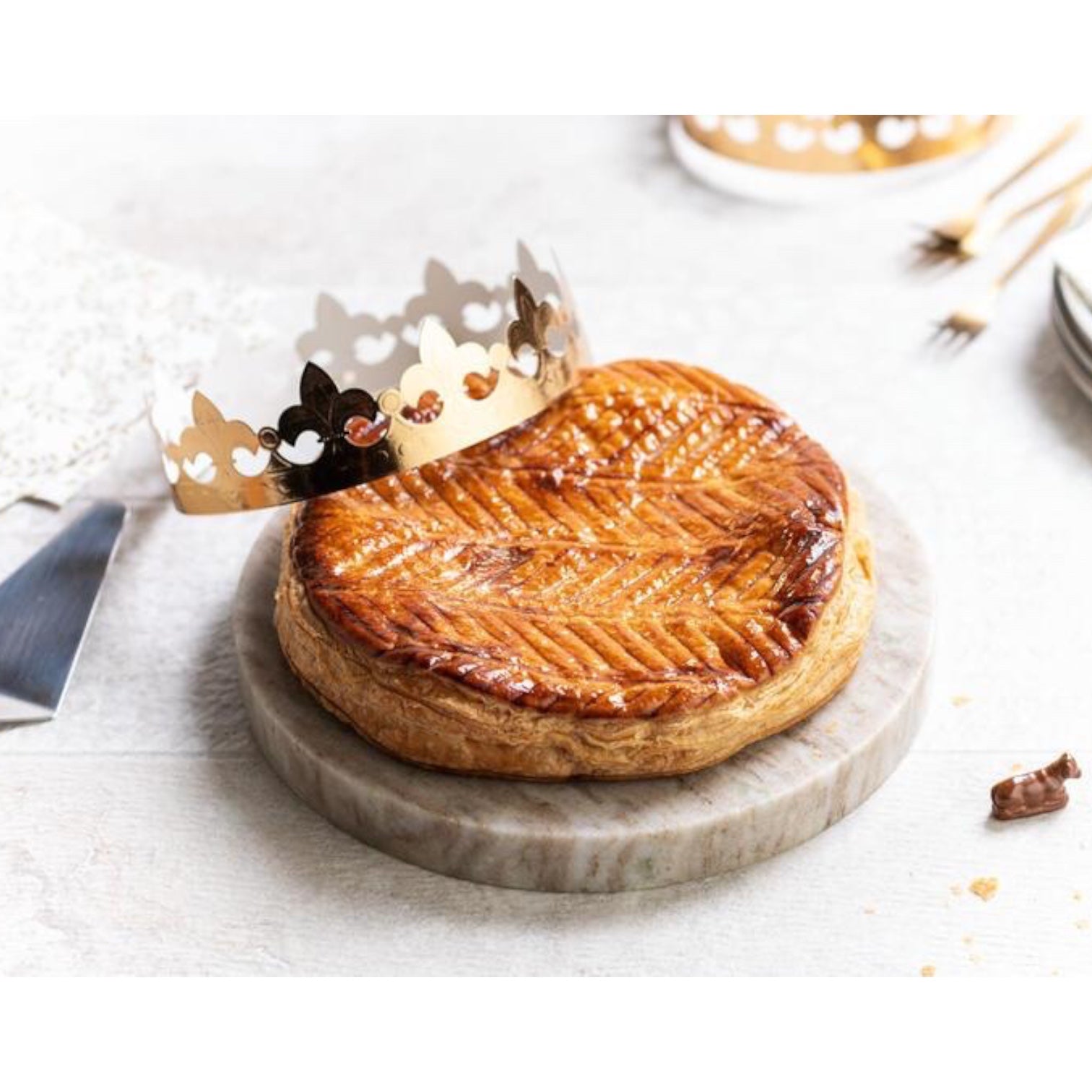 🇫🇷 Galette des Rois (Serves 6-8) [Frozen & Uncooked, w/ Crown & Fève] ❄️ 🚨 Online Only